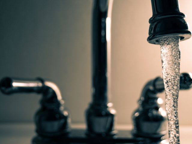 Votre eau du robinet est-elle vraiment sûre ? Les signes à surveiller