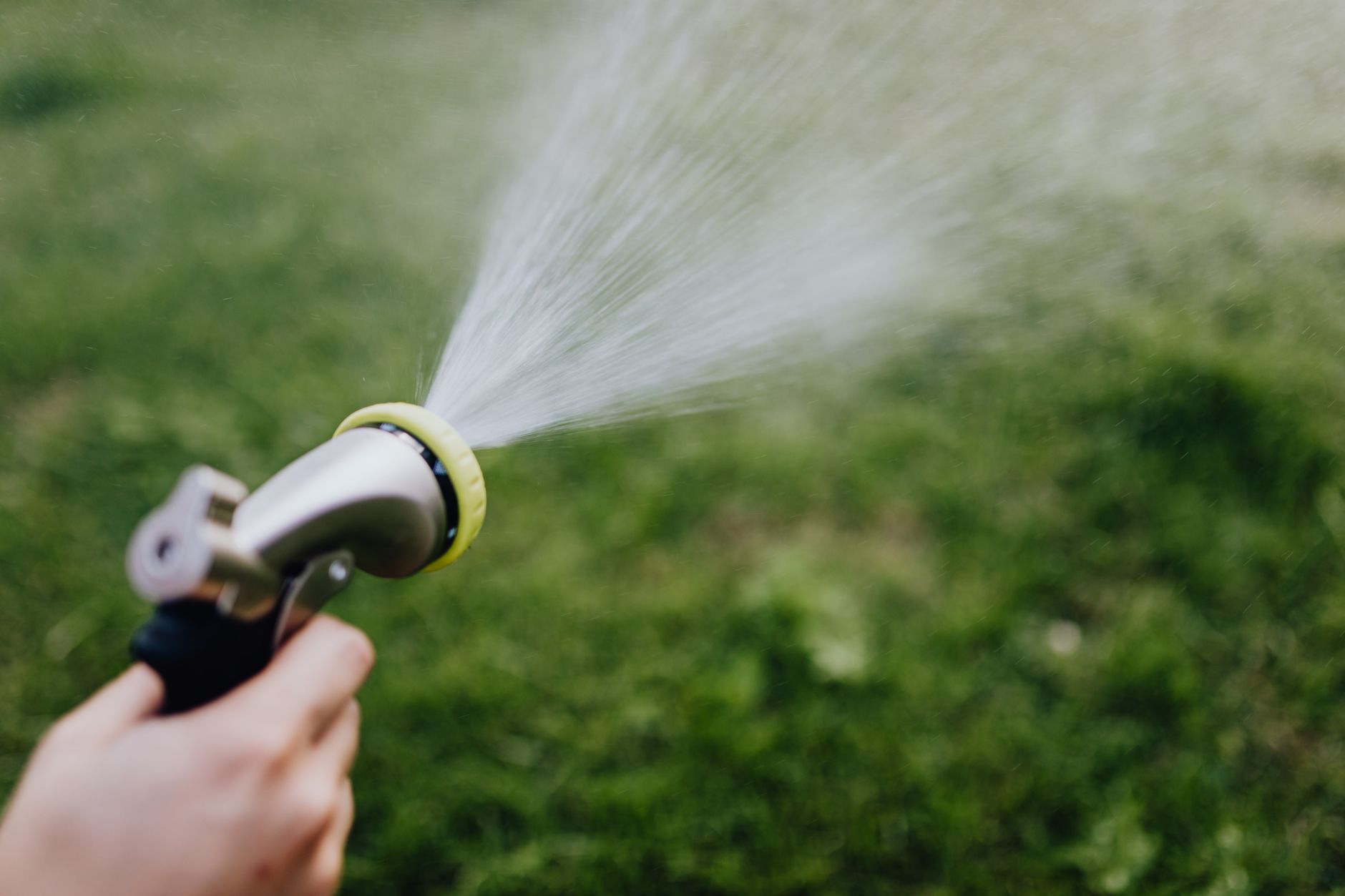 Guide pratique pour arroser votre jardin en sécurité